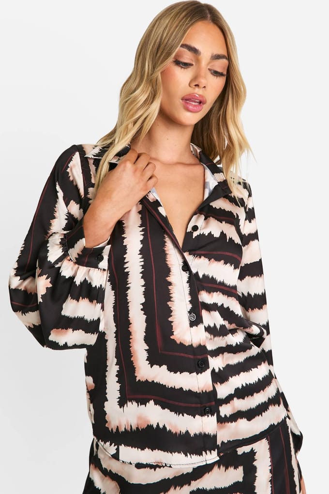 boohoo Dames Grote schaal tonale tie-dye ruimvallend overhemd | Black | Maat: 6