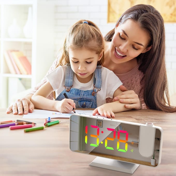 Digitale 180 graden projectiewekker met dynamische RGB-lichthelderheid Instelbaar snooze-dubbel alarm zwart
