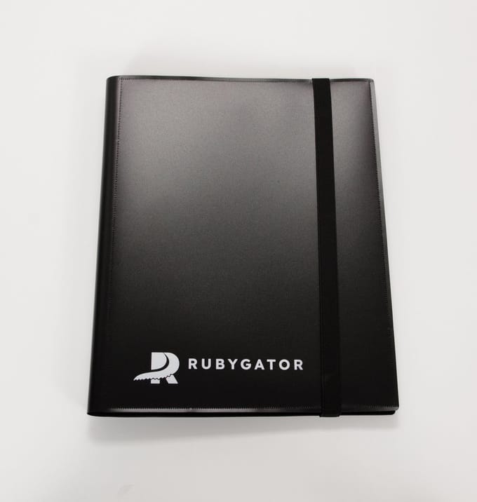 RubyGator - 9-Pocket Essential Binder - 360 Kaarten - Verzamelmap - Elastische band - Premium Kwaliteit - Zwart - Sideload - Map - Kaartenmap - 9 Vakken - Zij vakken