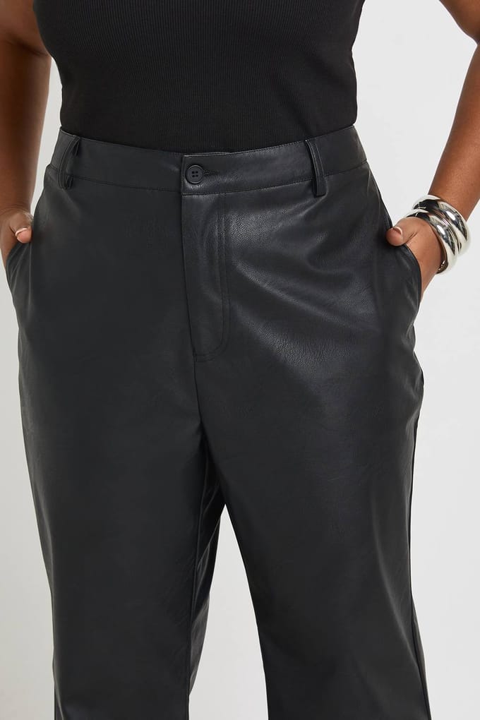 boohoo Dames Plus Kunstleren Flared Broek | Black | Maat: 28