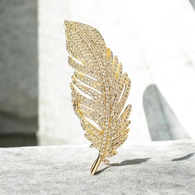 Broche Strass Veer Goudkleurig (6.5 x2.5 cm)