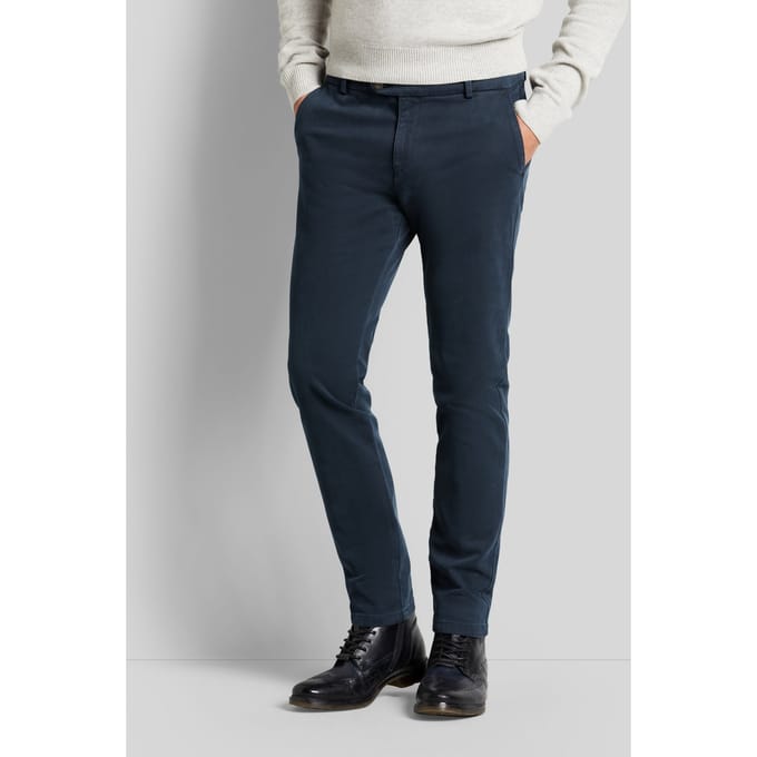 Bugatti Herren Een chino met een nauwsluitende pasvorm