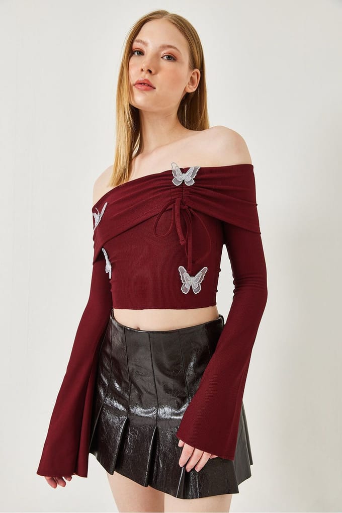 Geborduurde Cropped Blouse met Madonna Kraag