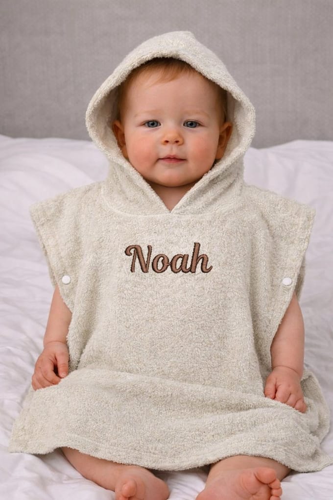 Badponcho creme met geborduurde naam