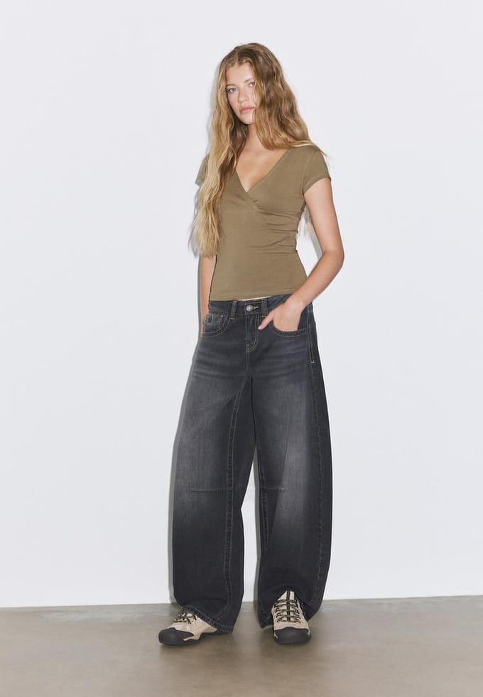 Stradivarius T-shirt met korte mouw en snit onder de borst  Kaki M