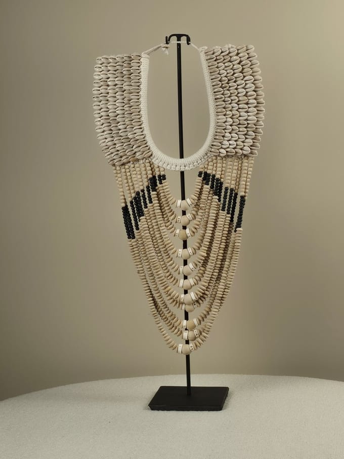 Blitzdeco - Schelpen Ketting - Sara - Op Standaard - Wit/Beige - Handgeregen Decoratie