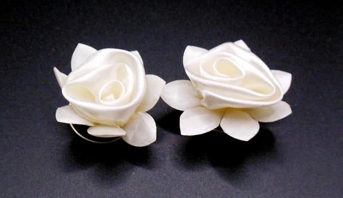 Curlies bloem crèmekleur met bladeren