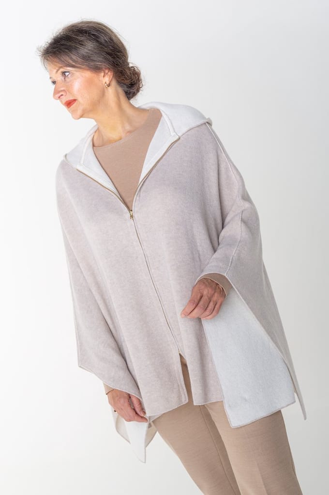 Dames Poncho/cape met capuchon, tweezijdig draagbaar, wolwit/zand en rits.