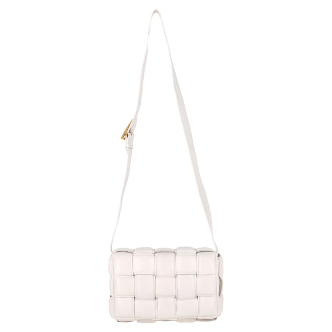 Bottega Veneta Gevoerde Cassette Schoudertas in Witte Lederen uitvoering