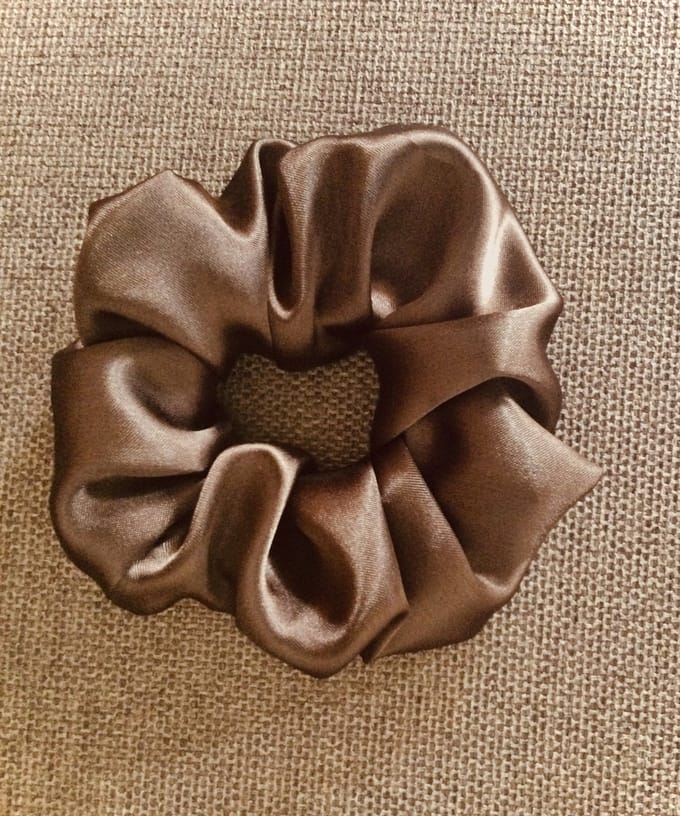 Scrunchie satijn XL handgemaakt - bruin - donker bruin / brown - dark brown satine - handmade