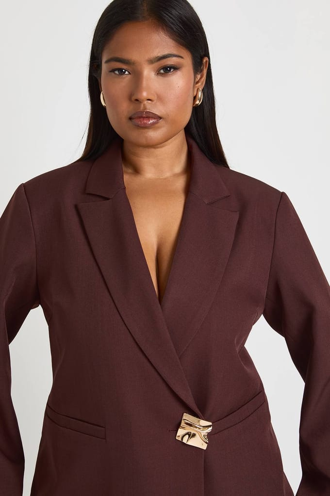 boohoo Dames Plus Gouden Afwerking Enkelrijgezette Blazer | Chocolate | Maat: 26