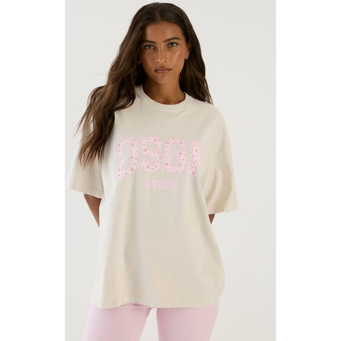 Dames Dsgn Studio Collegiate T-shirt Met Klein Bloemenprint En Overdyed Oversized Pasvorm | White | Maat: Large