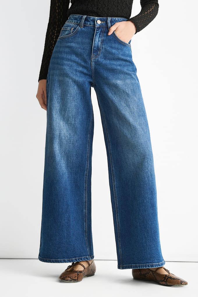 Blauwe jeans met middelhoge taille en wijde pijpen