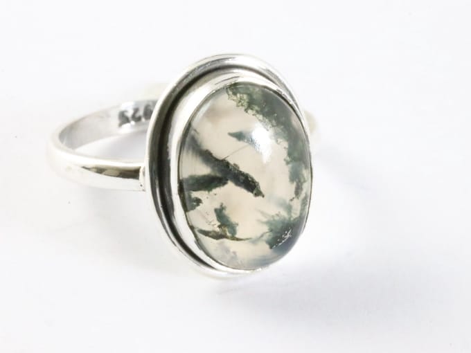 Ovale zilveren ring met mosagaat - maat 19