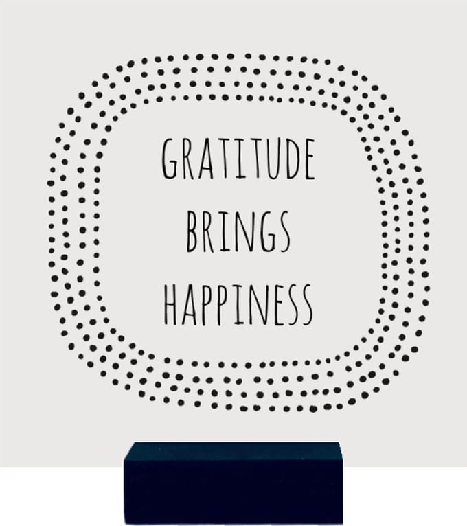 GRATITUDE BRINGS HAPPINESS | tegeltje van forex | 13 x 13 cm | met zwarte houder