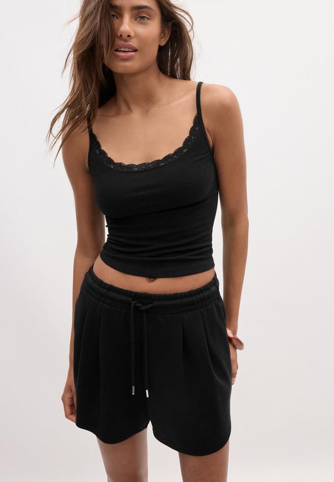 Stradivarius Short met plooien en zachte touch  Zwart S