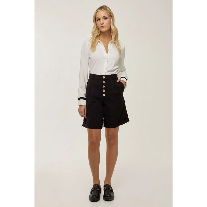 Hoge Taille Plooien Midi Shorts met Knopdetail