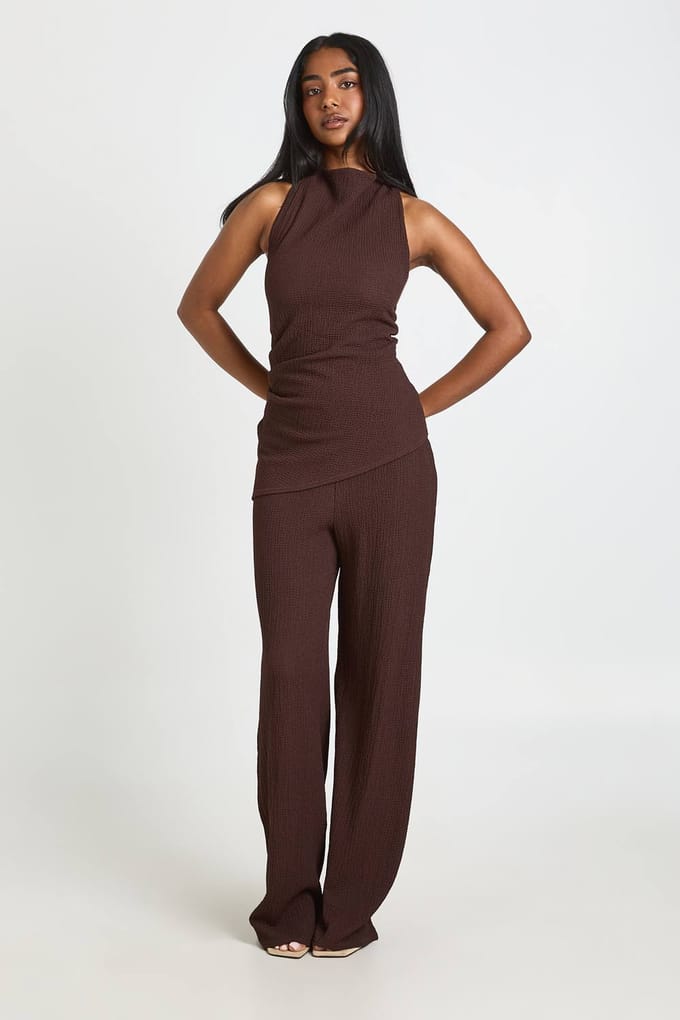 boohoo Dames Gestructureerde Jumpsuit Met Waterval Halslijn En Dubbele Laag | Chocoladebruin | Maat: 36