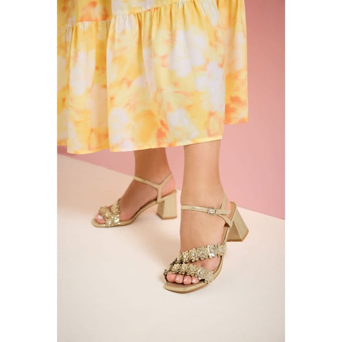 Yours Gold Shimmer Floral Block Heelsandalen In Extra Brede Eeepasvormsize 38EEE