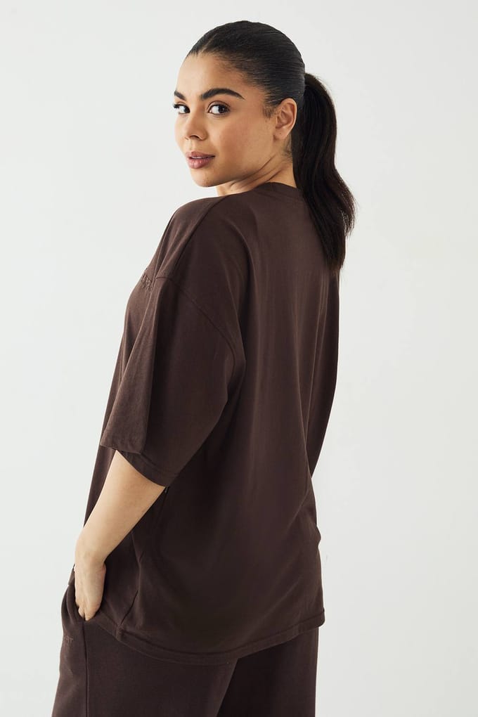 Dames DSGN Studio Sport Training Club Oversized T-shirt | Coffee Bean | Maat: XS