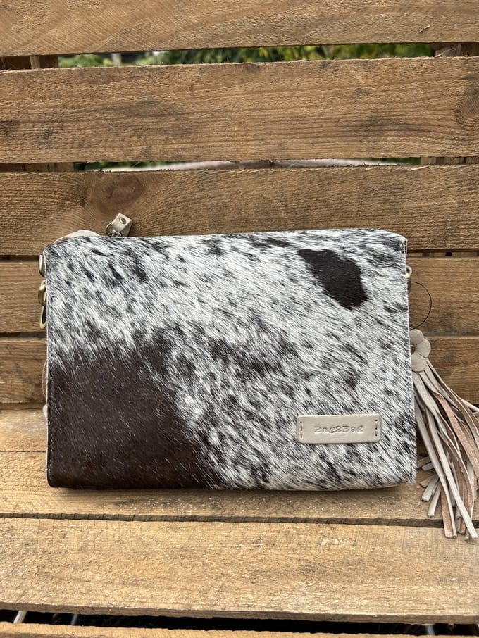 Bag2Bag Perth – Stijlvolle Leren Schoudertas met koeienhuid -print 1
