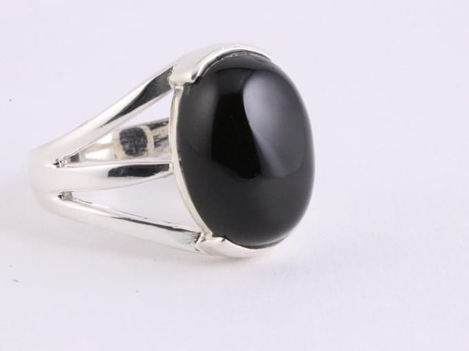 Opengewerkte zilveren ring met onyx - maat 16