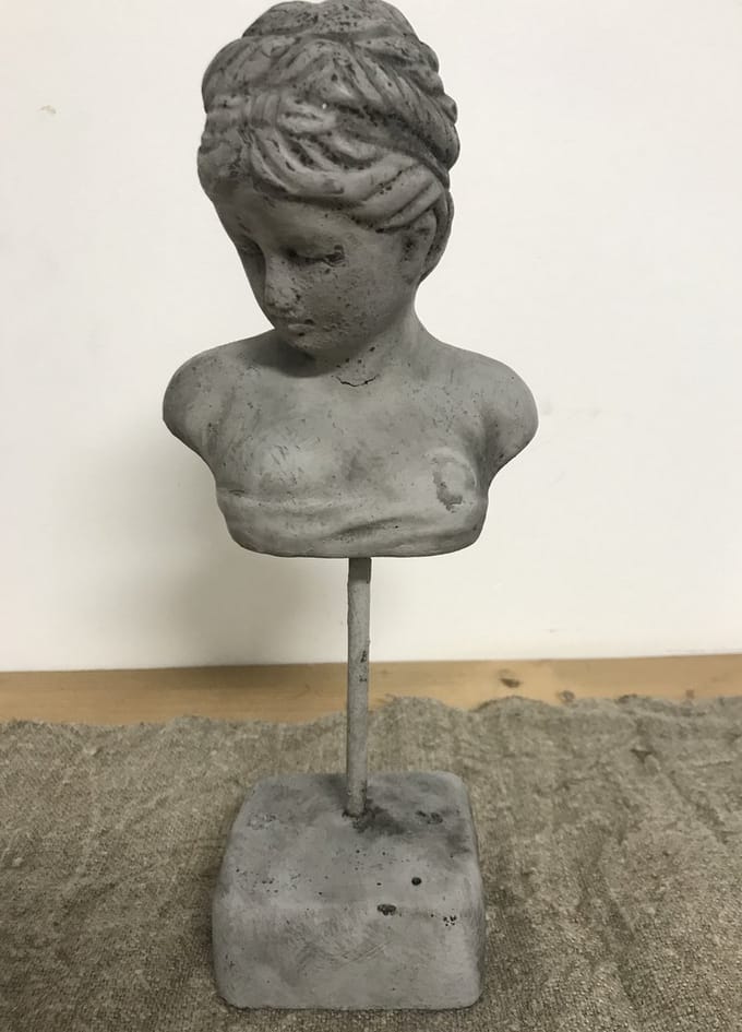 Countryfield - ornament Vrouw Roman - buste op voet