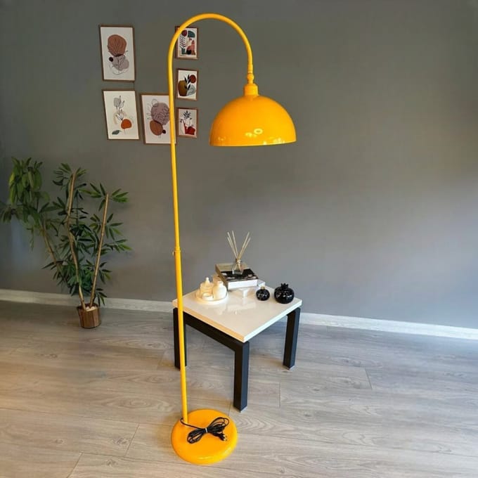 Staande Lamp: Moderne Metalen Staande Lamp Met Dimmer in Geel