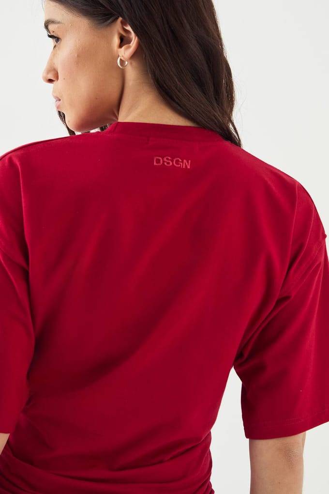 Dames DSGN Studio Top met Gerimpelde Zijkant en Korte Mouwen | Red | Maat: Medium