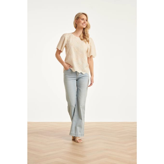 Smashed Lemon Crème broderie top met korte mouwen en scallop zoom |