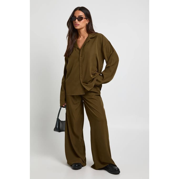 boohoo Dames Petite oversized overhemd & wijde pijpenbroek co-ord | Olive | Maat: 8
