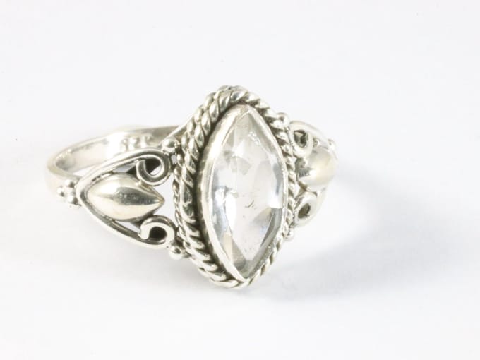 Fijne bewerkte zilveren ring met bergkristal - maat 20