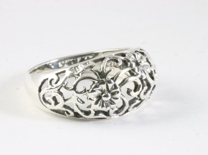 Opengewerkte zilveren ring met bloemen - maat 16