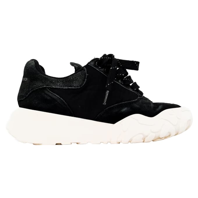 Alexander Mcqueen Court Chunky Sneakers in Zwart Suède