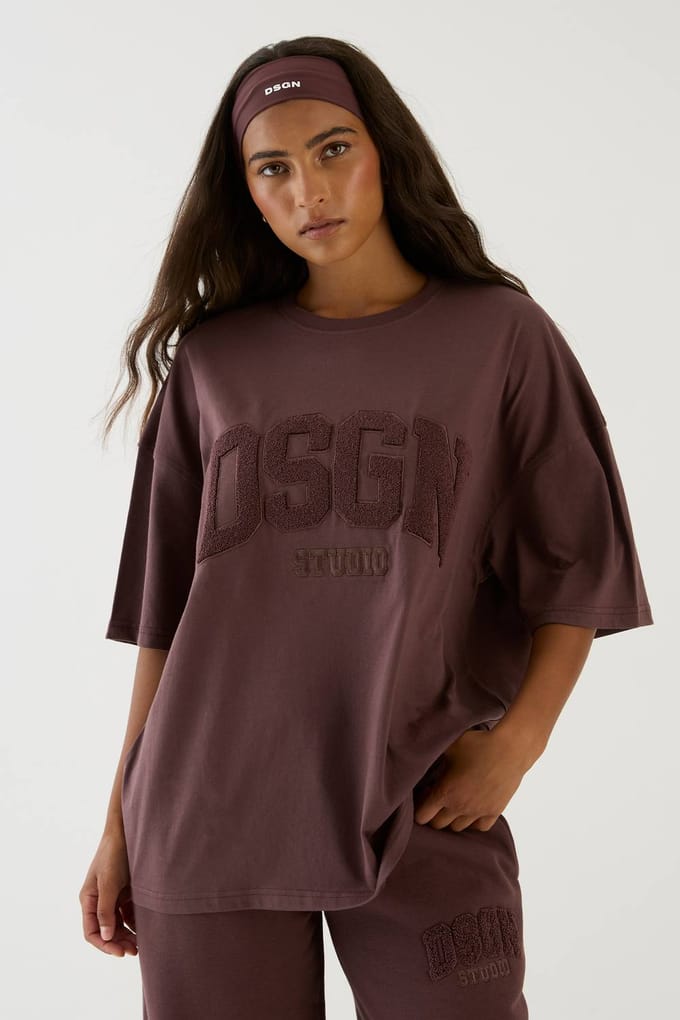 Dames Dsgn Studio Handdoek Applique Oversized T-shirt | Chocolate | Maat: Small