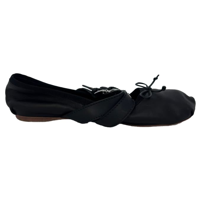 Miu Miu Ballerina's met Gespaccent in Zwart Leer