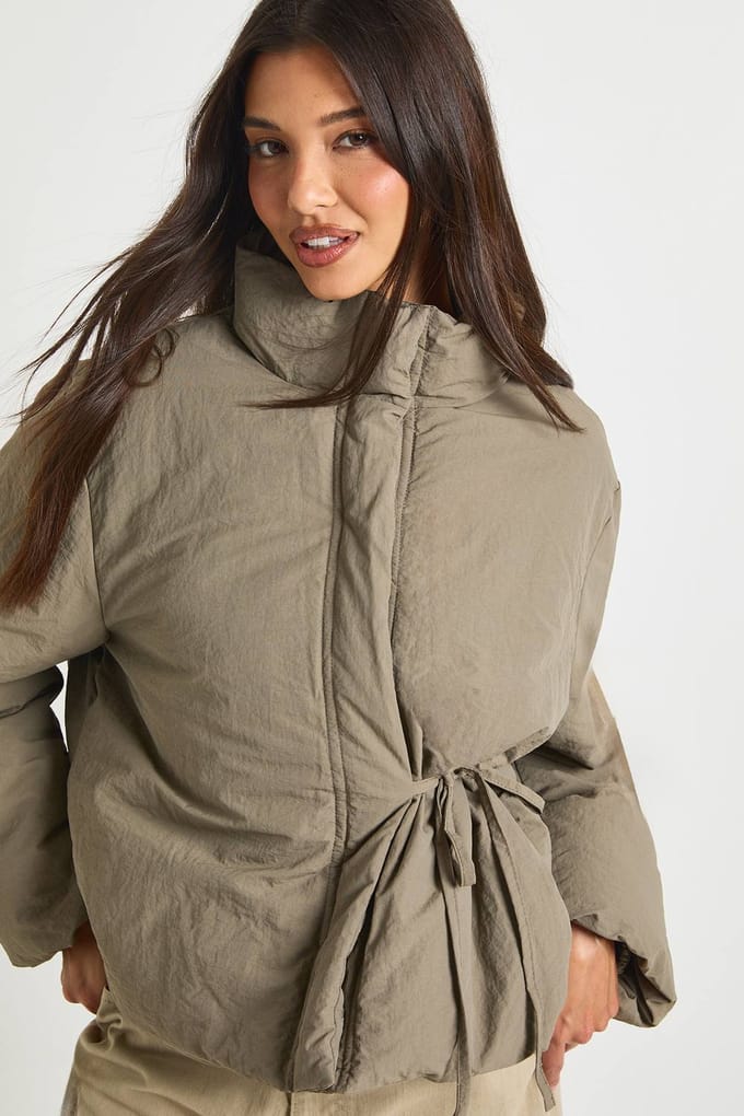 boohoo Dames Pufferjack met strikdetail | Sage | Maat: 16