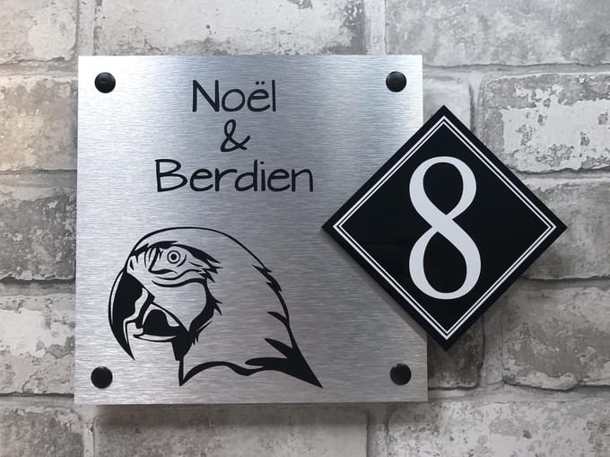 Naambordje / huisnummer voordeur met een ARA