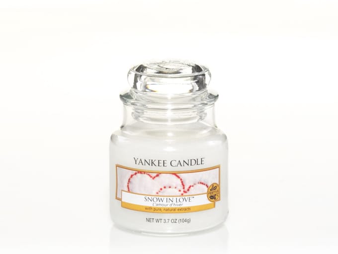 Yankee Candle - Snow In Love Classic Medium Geurkaars - 90 branduren