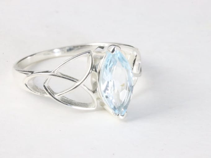 Opengewerkte hoogglans zilveren ring met blauwe topaas - maat 19