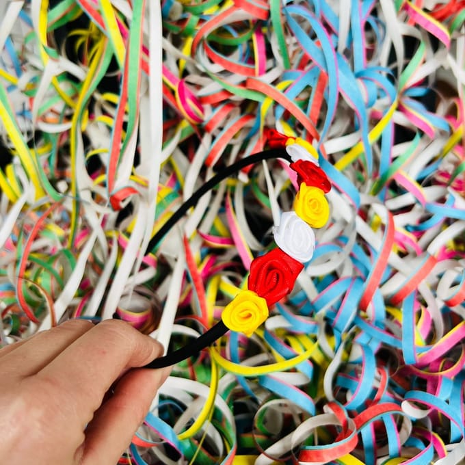 Oeteldonk diadeem met roosjes - carnaval - rood/wit/geel