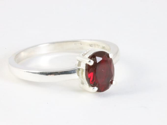 Fijne hoogglans zilveren ring met granaat - maat 16.5