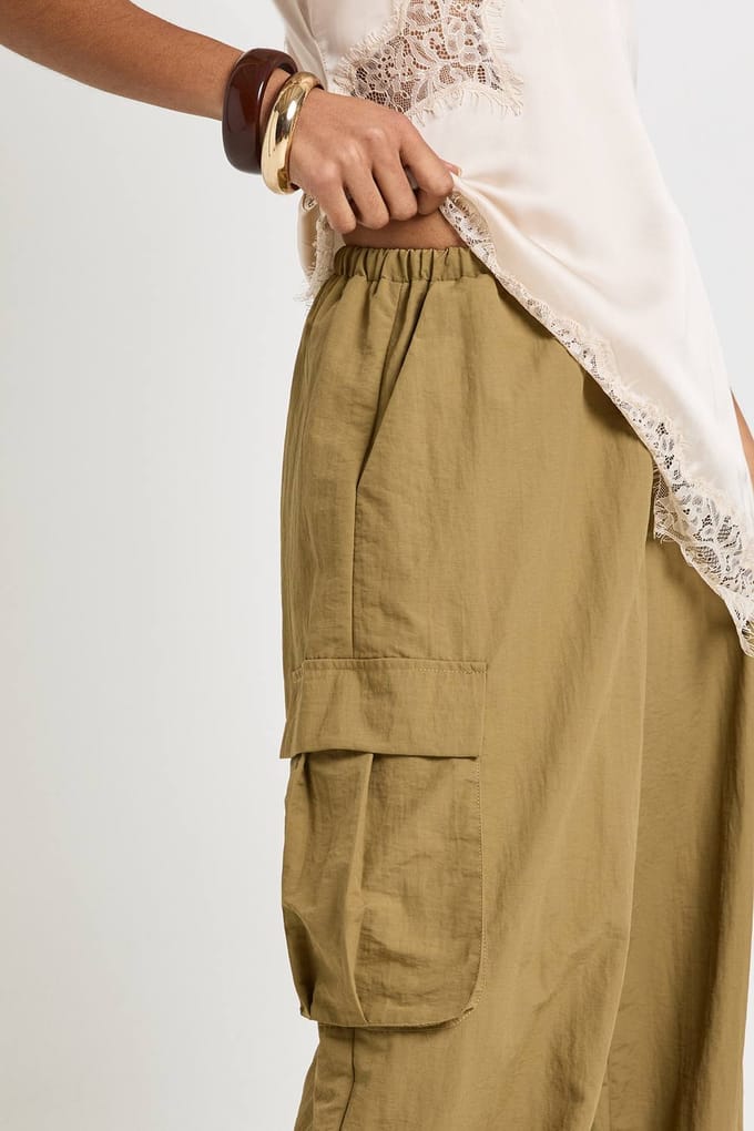 boohoo Dames Nylon Parachute Broek | Khaki | Maat: 6