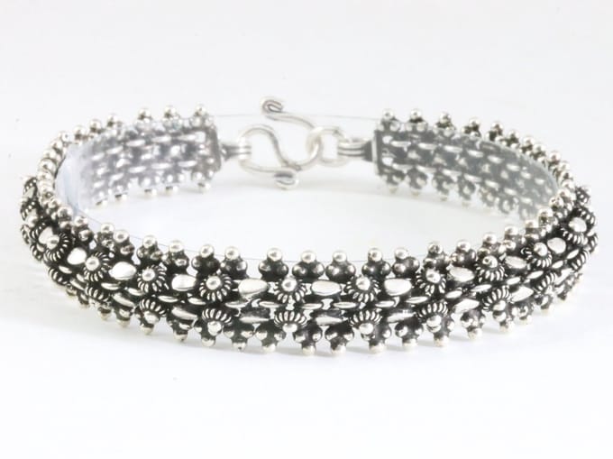 Zware fijn bewerkte zilveren armband - lengte 19 cm.