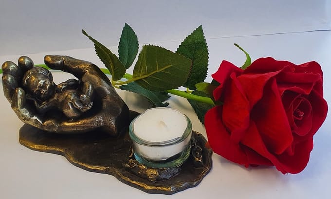 Waxinehouder baby in hand groot verbronsd