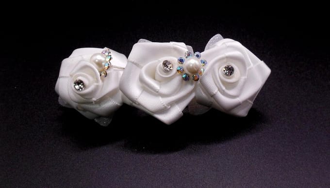 Patentspeld 3 witte roosjes met strass+parels