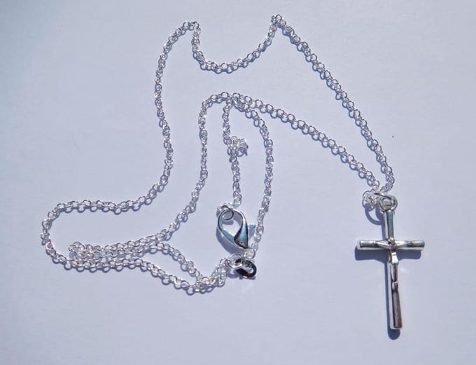 Ketting met kruisje en korpus zilverkleur