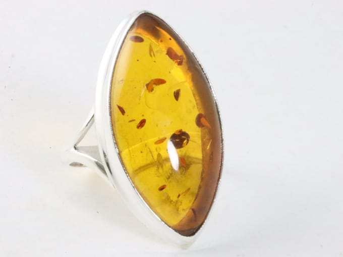Langwerpige hoogglans zilveren ring met amber - maat 19