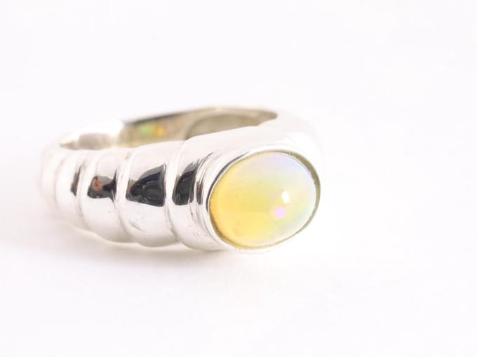 Hoogglans zilveren ring met Ethiopische opaal - maat 17.5