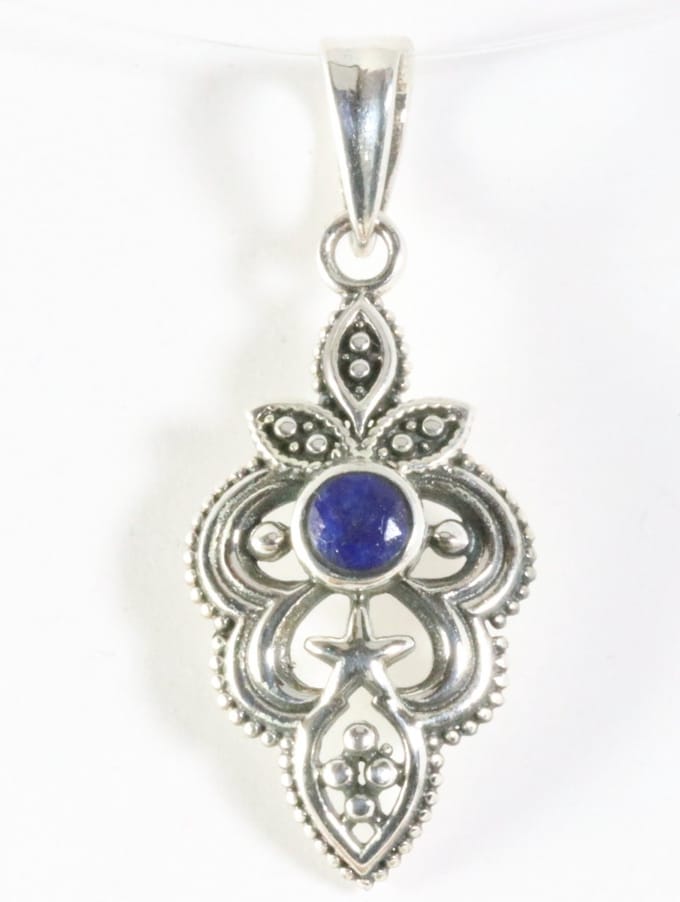 Bewerkte zilveren hanger met lapis lazuli